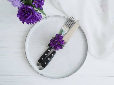 tabak, çatal, bıçak, Krizantem çiçeği beyaz ahşap zemin üzerinde