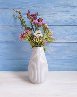 buket sonbahar çiçek, vazo, ahşap arka plan üzerinde