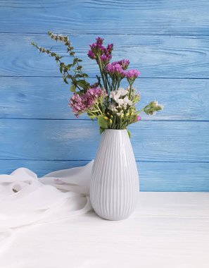 buket sonbahar çiçek, vazo, ahşap arka plan üzerinde