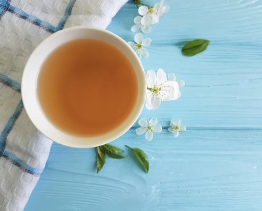 çay çiçek fincan kiraz, kayısı mavi ahşap zemin üzerine
