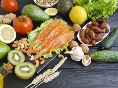 kırmızı balık, avokado, limon siyah ahşap zemin