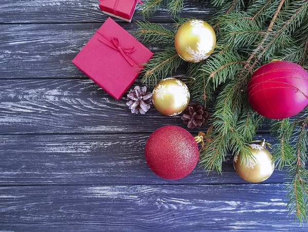 クリスマス ツリー 円錐形 木製の背景にギフト ボックスの支店 — ストック写真