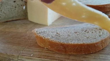 peynir bir bıçak ile kesmek bir ahşap tahta üzerinde ağır çekim