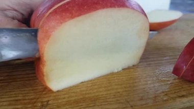 bir bıçak yavaş hareket ile kesilmiş elma