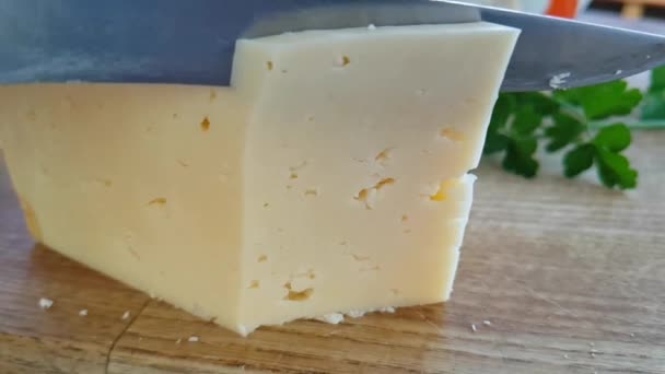 チーズは ナイフで切った木の板のスローモーション — ストック動画