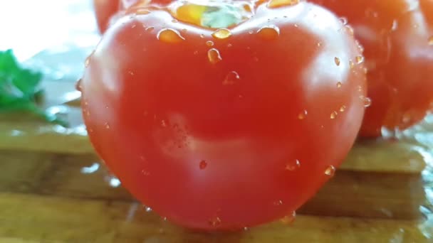 Tomate Sobre Agua Madera Vertiendo — Vídeos de Stock