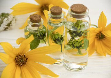 ayıklamak, çiçekler, madde Beyaz ahşap zemin üzerinde