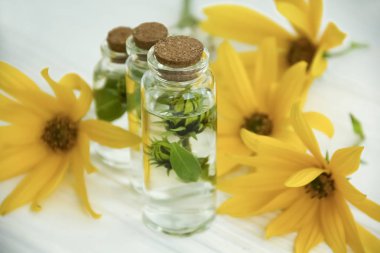 ayıklamak, çiçekler, madde Beyaz ahşap zemin üzerinde