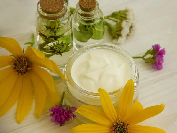 Extrato Flores Ingrediente Creme Cosmético Fundo Madeira Branca — Fotografia de Stock