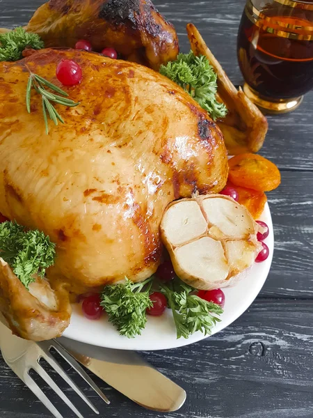 Frango Frito Inteiro Limão Alho Fundo Madeira — Fotografia de Stock