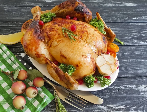 Frango Frito Inteiro Limão Alho Fundo Madeira — Fotografia de Stock