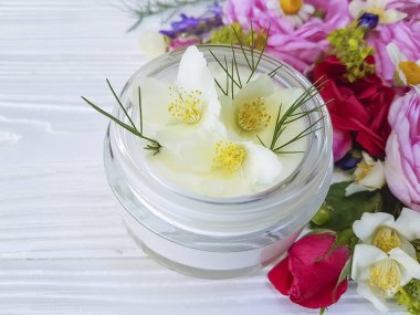 Krem Kozmetik gül, yasemin beyaz ahşap zemin üzerinde