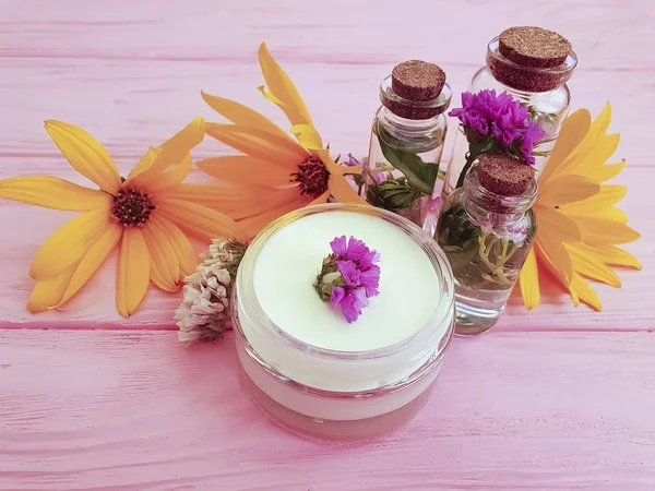 Essence Crème Cosmétique Produit Fleurs Naturelles Sur Bois — Photo