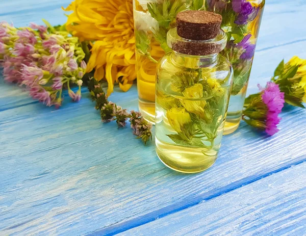 Esencia Producto Cosmético Crema Flores Naturales Sobre Fondo Madera —  Fotos de Stock