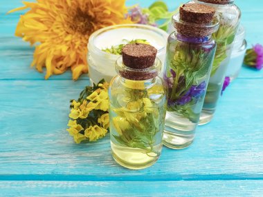 öz, Krem Kozmetik ürün, ahşap arka plan üzerinde doğal çiçekler