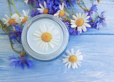 kozmetik krem, daisy çiçek, ahşap bir zemin üzerine Peygamber çiçeği