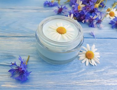 kozmetik krem, daisy çiçek, ahşap bir zemin üzerine Peygamber çiçeği