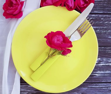 çatal, bıçak, tabak, siyah ahşap zemin, romantik tasarım çiçek gül