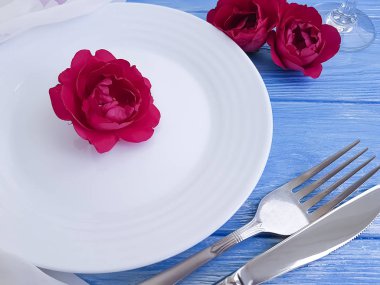 çatal, bıçak, tabak, mavi ahşap arka plan, romantik tasarım üzerinde çiçek gül