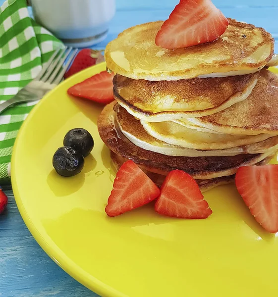 Pfannkuchen Mit Erdbeeren Blaubeeren Auf Hölzernem Hintergrund Gabel Messer Handtuch — Stockfoto