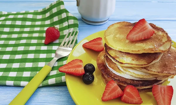 Pfannkuchen Mit Erdbeeren Blaubeeren Auf Hölzernem Hintergrund Gabel Messer Handtuch — Stockfoto