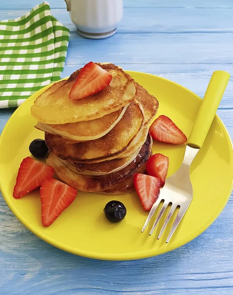 Pfannkuchen Mit Erdbeeren Blaubeeren Auf Hölzernem Hintergrund Gabel Messer Handtuch — Stockfoto