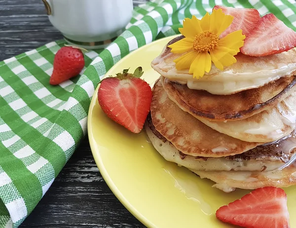 Pancake Dengan Stroberi Blueberry Bunga Dengan Latar Belakang Kayu — Stok Foto