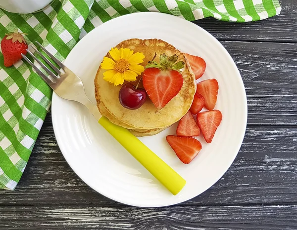 Tortitas Con Fresas Cereza Flor Sobre Fondo Madera — Foto de Stock