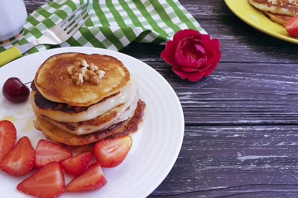 Pfannkuchen Mit Erdbeeren Kirsche Blume Auf Holzgrund — Stockfoto