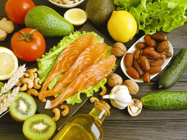 kırmızı balık, avokado, limon, kivi, koyu ahşap arka plan fındık