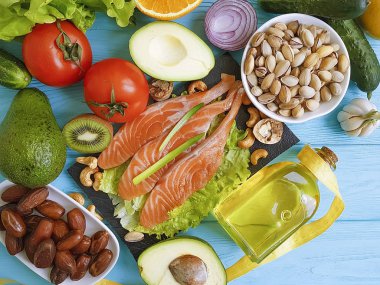 kırmızı balık, avokado, kivi, mavi ahşap arka plan üzerinde fındık