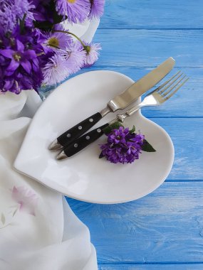 plaka kalp çatal, bıçak çiçek krizantem ahşap arka plan üzerinde