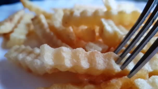 Franse Frietjes Een Plaat Vork Slow Motion — Stockvideo