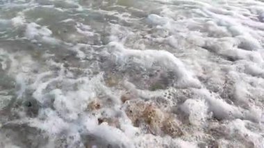 deniz kıyısında dalga sahne
