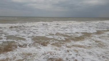 dalga deniz kıyısında, ağır çekim