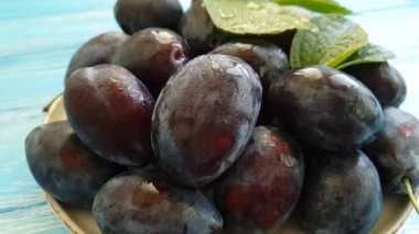 ahşap arka plan yavaş su üzerinde taze erik