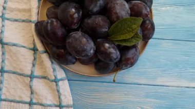 ahşap arka plan ağır çekim üzerinde taze erik