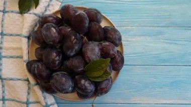 ahşap arka plan ağır çekim üzerinde taze erik