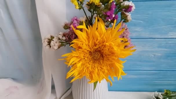 Vase Mit Herbstblumen Auf Hölzernem Hintergrund Zeitlupe — Stockvideo