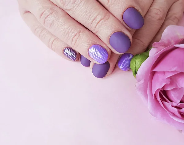 Mãos Femininas Manicure Roxo Rosa Flor — Fotografia de Stock