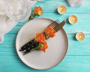 tabak, çatal, bıçak, mum, ahşap arka plan gül çiçek