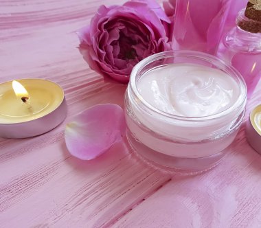 kozmetik krem, gül, özü, pembe ahşap arka plan üzerinde mum