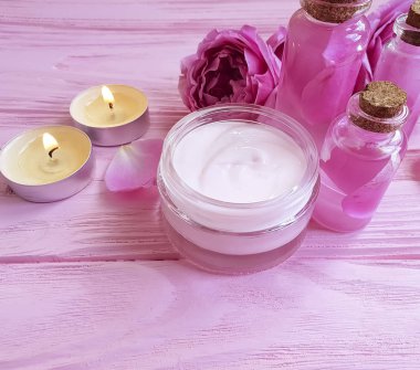 kozmetik krem, gül, özü, pembe ahşap arka plan üzerinde mum