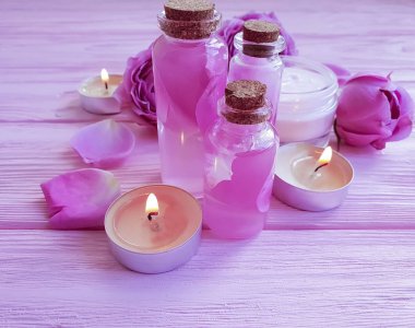 kozmetik krem, gül, özü, pembe ahşap arka plan üzerinde mum