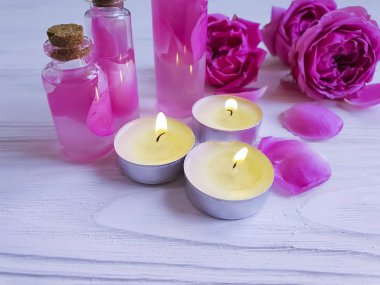 gül, özü, pembe ahşap arka plan üzerinde mum