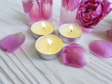 gül, özü, pembe ahşap arka plan üzerinde mum