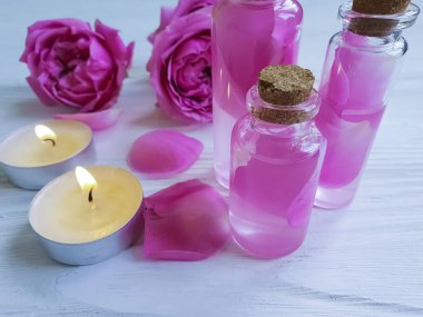 gül, özü, pembe ahşap arka plan üzerinde mum