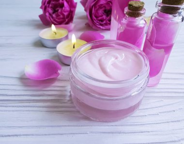 kozmetik krem, gül, özü, mum beyaz ahşap zemin üzerinde