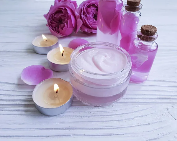 Crema Cosmetica Rosa Estratto Candela Fondo Legno Bianco — Foto Stock