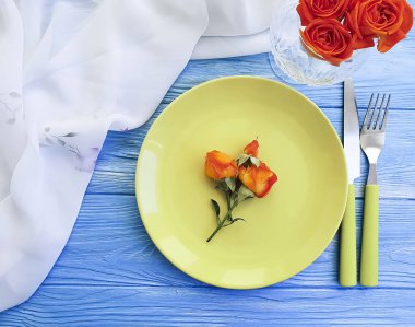 tabak, çatal bıçak, mavi ahşap zemin üzerine gül çiçek